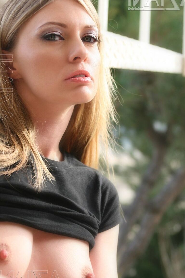 21P MILF Kelle Marie exibe seus peitos gostosos e brinca com sua buceta na escada