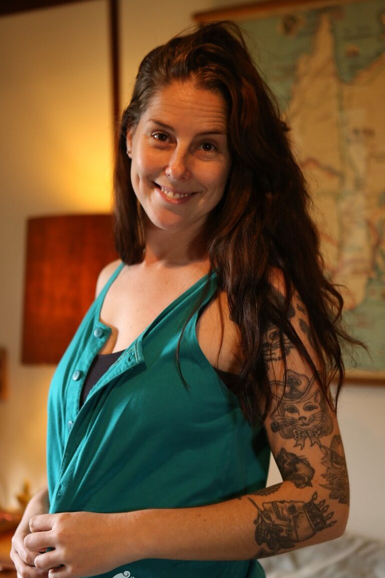 17P Peituda amadora MILF Susie revelando tatuagens gostosas e boceta super peluda