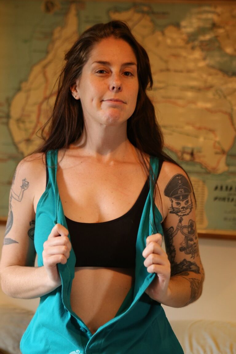 17P Peituda amadora MILF Susie revelando tatuagens gostosas e boceta super peluda