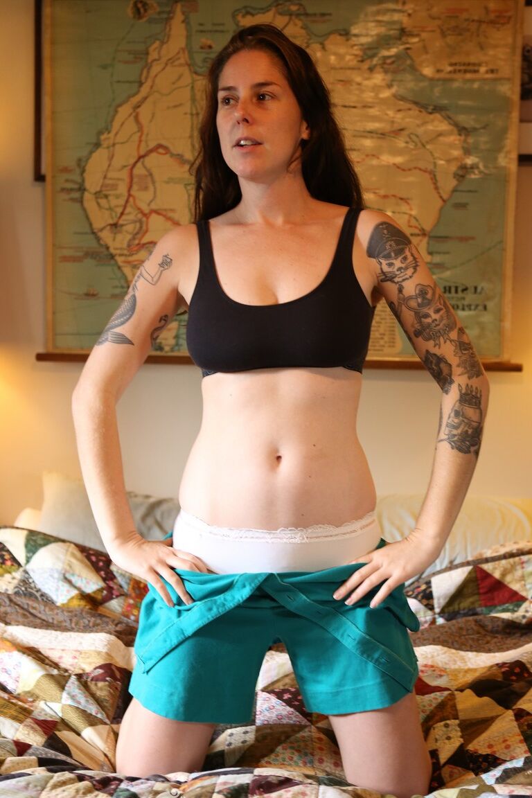 17P Peituda amadora MILF Susie revelando tatuagens gostosas e boceta super peluda