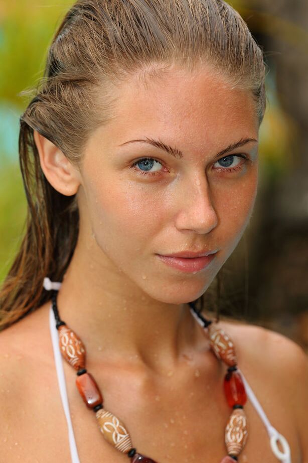18P Nasses Teenie-Babe Katherine A befreit kleine Titten aus Bikini im Schwimmbad