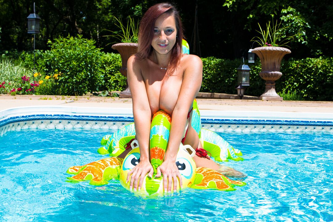15P Mãe amadora Nikki Sims brincando com seus peitos cobertos na piscina