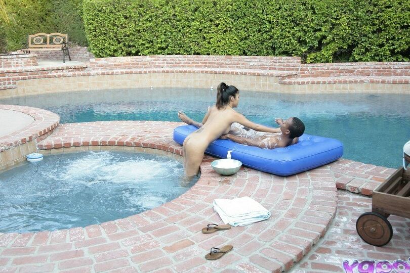16P Das glamouröse asiatische Babe Asia massiert einen großen Kerl über dem Schwimmbad
