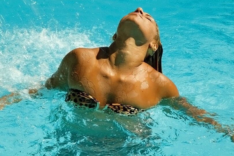 16P Manuelle, une Latina envieuse, nage dans la piscine et ouvre un tunnel de fudge