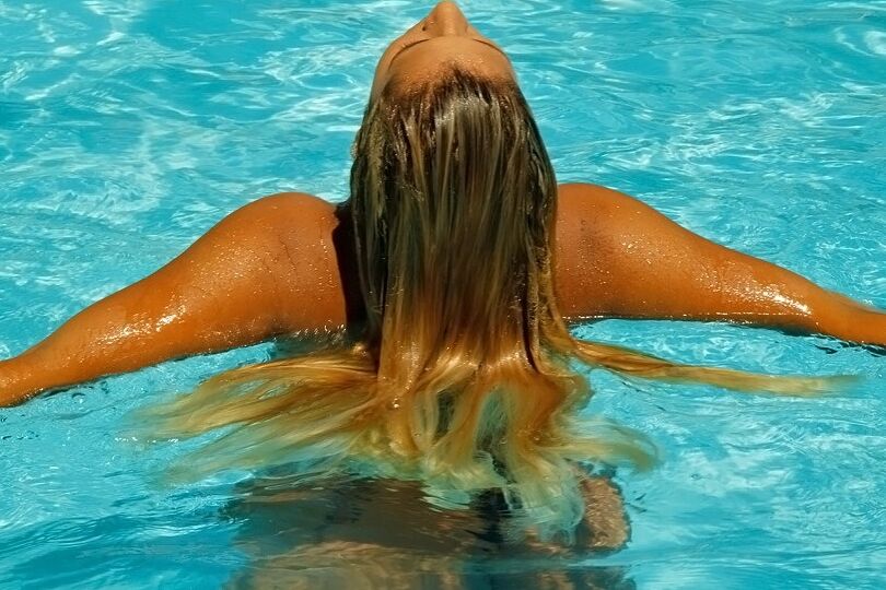 16P Manuelle, une Latina envieuse, nage dans la piscine et ouvre un tunnel de fudge