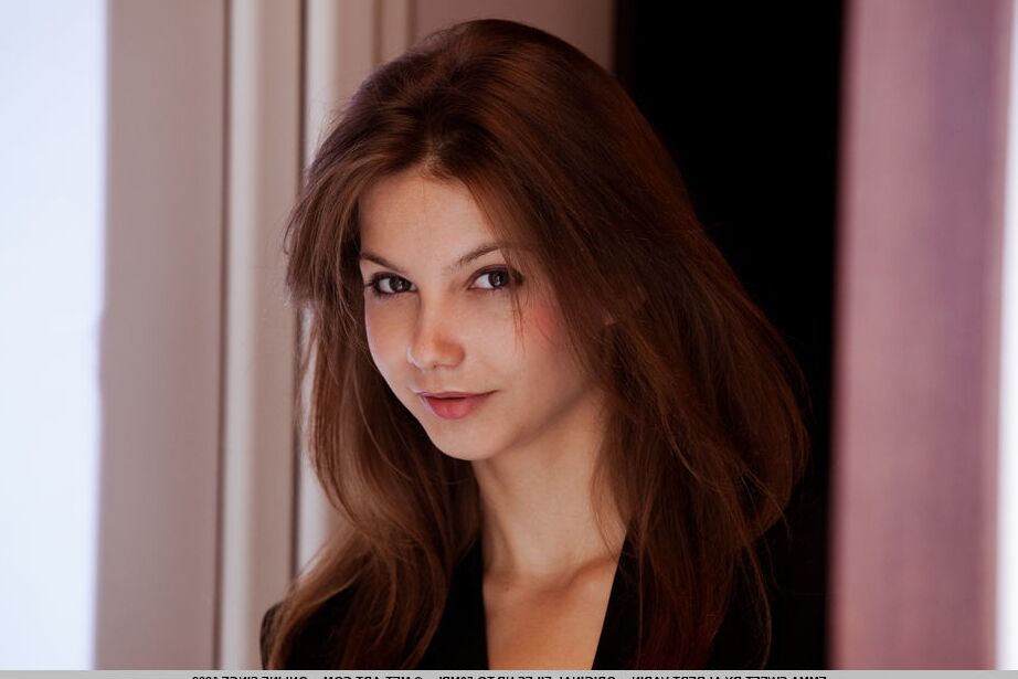 Die 18P schöne europäische Teenagerin Emma Sweet enthüllt ihre perfekte Muschi, damit alle sie sehen können