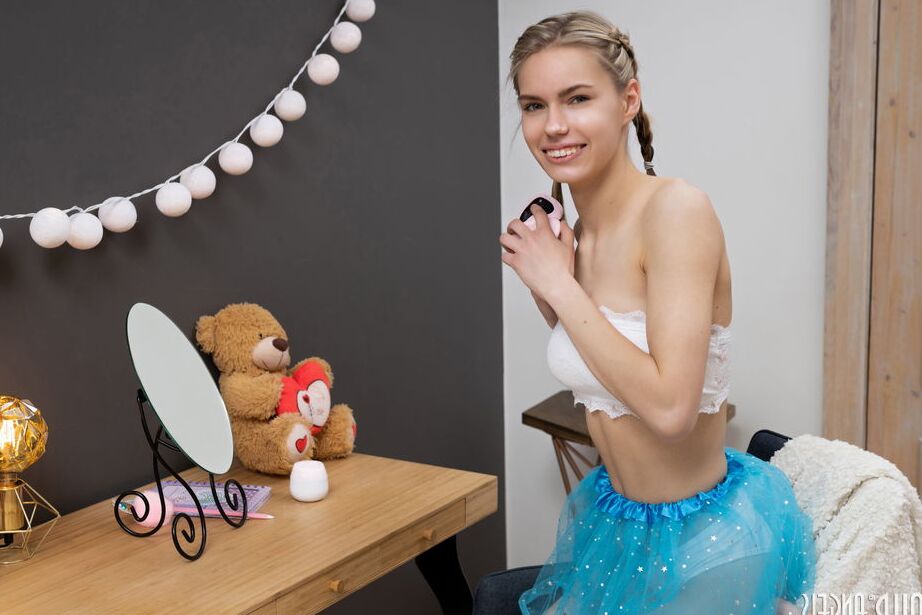 20P La jeune blonde Samara libère ses cheveux de ses tresses tout en se mettant totalement nue