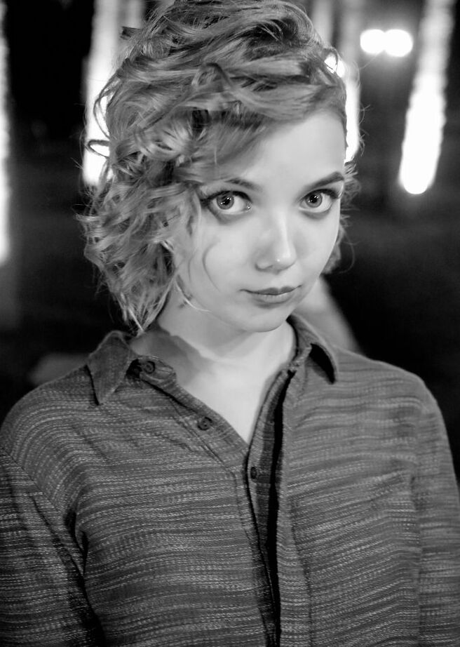 16P A modelo adolescente Chanel Fenn posa totalmente vestida e completamente nua também