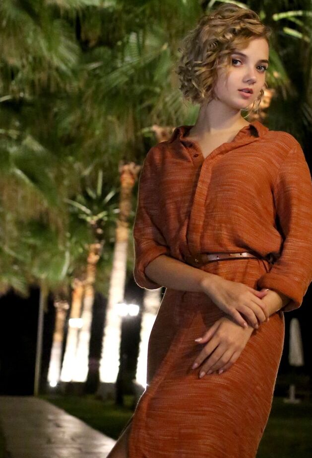 16P A modelo adolescente Chanel Fenn posa totalmente vestida e completamente nua também