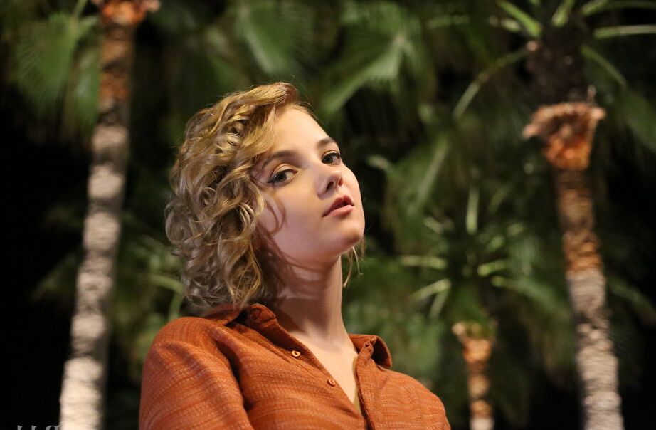 16P A modelo adolescente Chanel Fenn posa totalmente vestida e completamente nua também