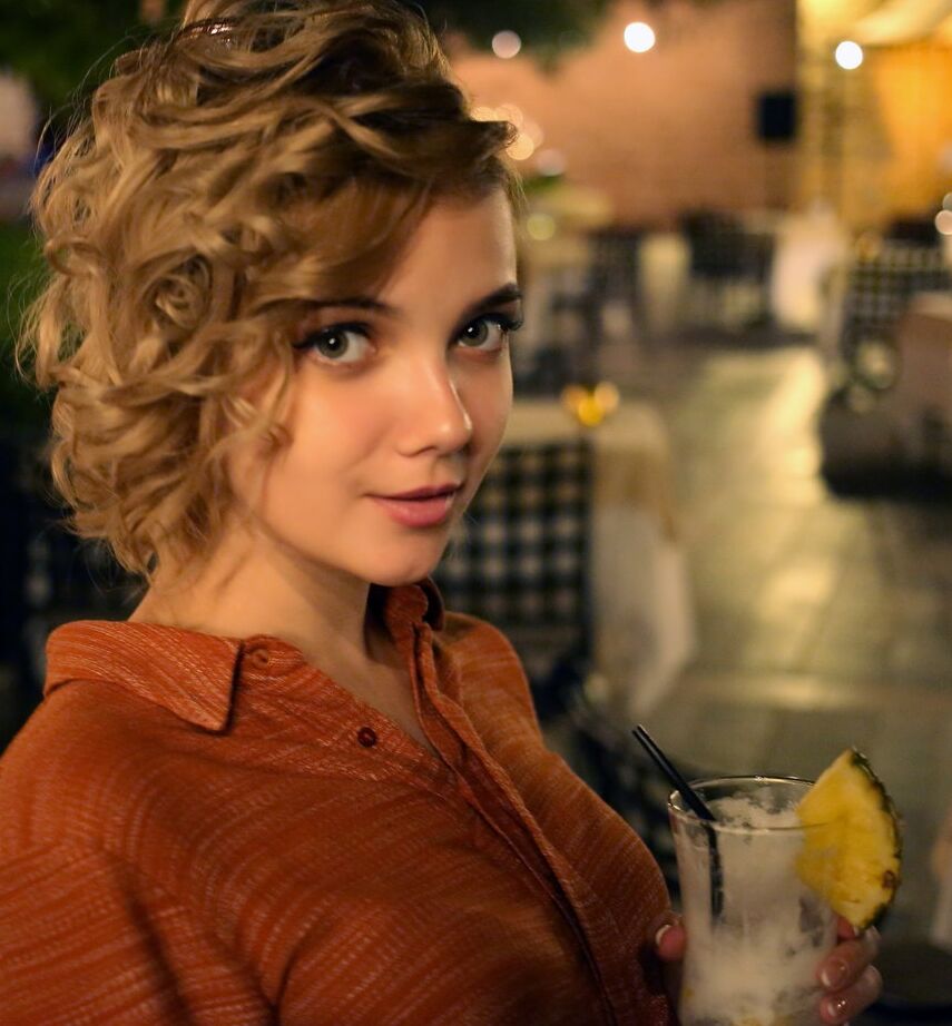16P A modelo adolescente Chanel Fenn posa totalmente vestida e completamente nua também