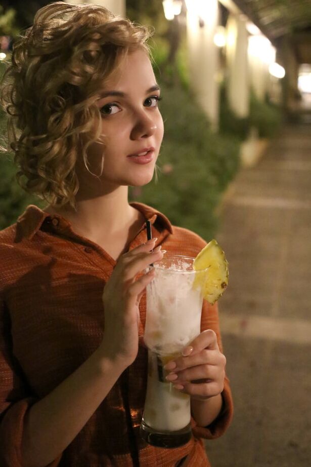 16P A modelo adolescente Chanel Fenn posa totalmente vestida e completamente nua também