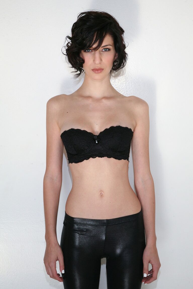 11P A adolescente amadora Molly Berardi exibindo seus peitos pequenos em um bralette preto