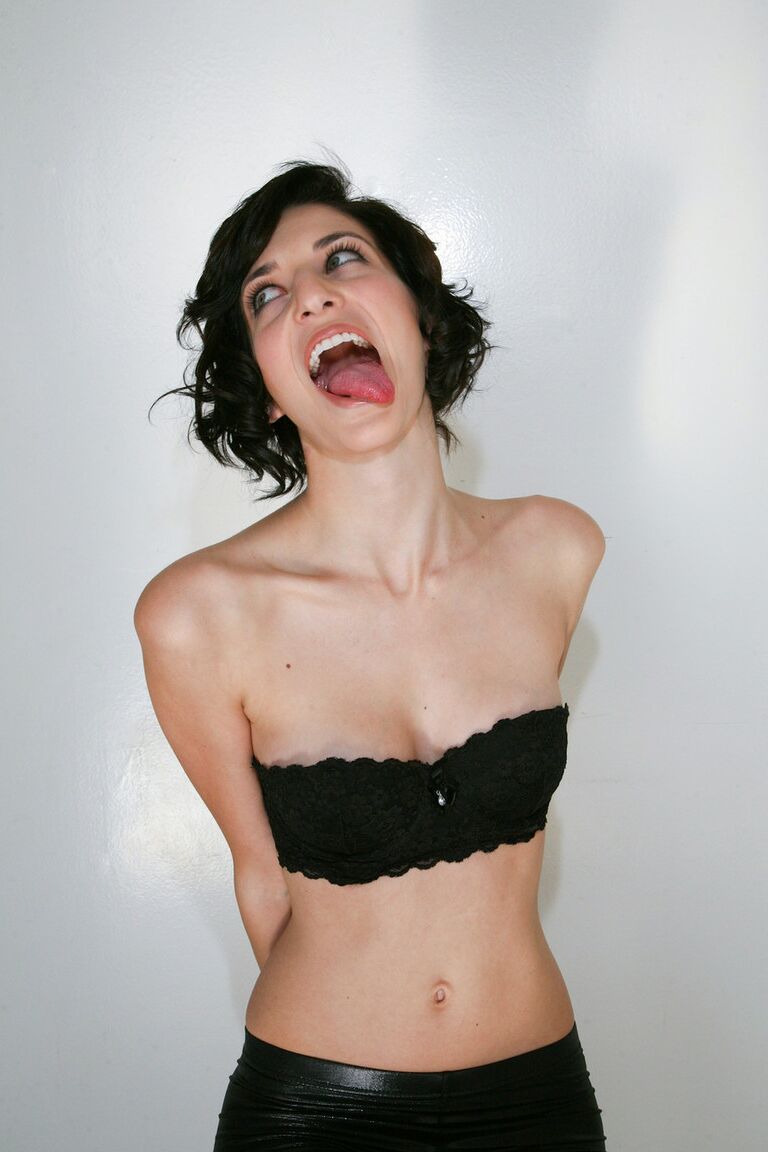 11P A adolescente amadora Molly Berardi exibindo seus peitos pequenos em um bralette preto