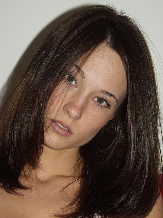 16P A garota amadora Elle lança looks atraentes enquanto exibe sua vagina raspada