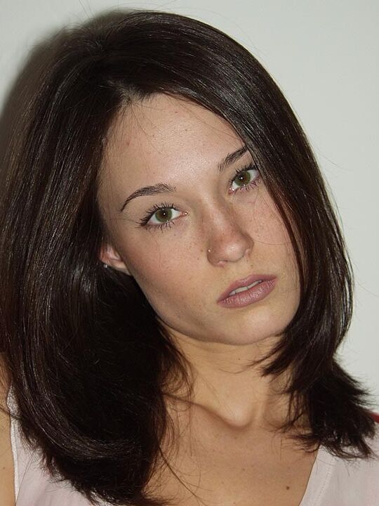 16P A garota amadora Elle lança looks atraentes enquanto exibe sua vagina raspada