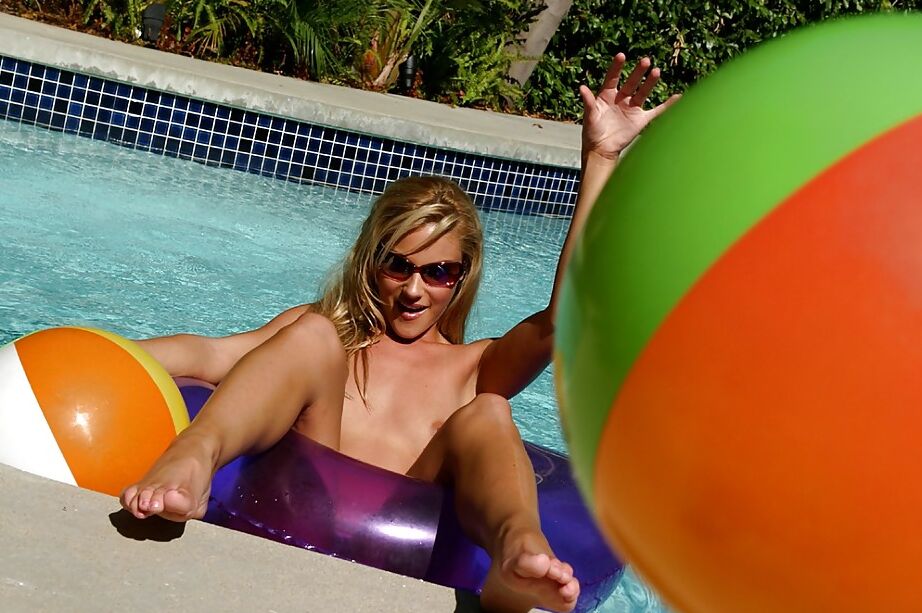 16P Horny babe in sunglasses Samantha Ryan playing with herself in the pool