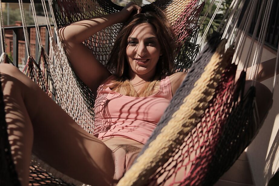 16P Naked Jimena Lago genießt sonniges Outdoor-Opussy-Solo mit feinen Fingersätzen