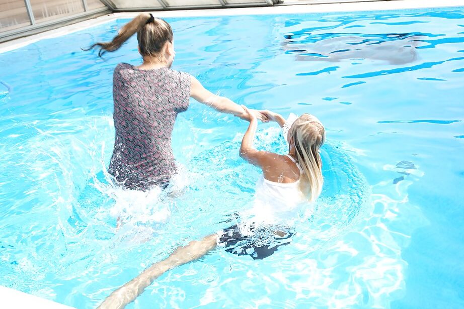 16P La blonde seins nus Sara J séduit sa petite amie adolescente dans le sexe lesbien dans la piscine