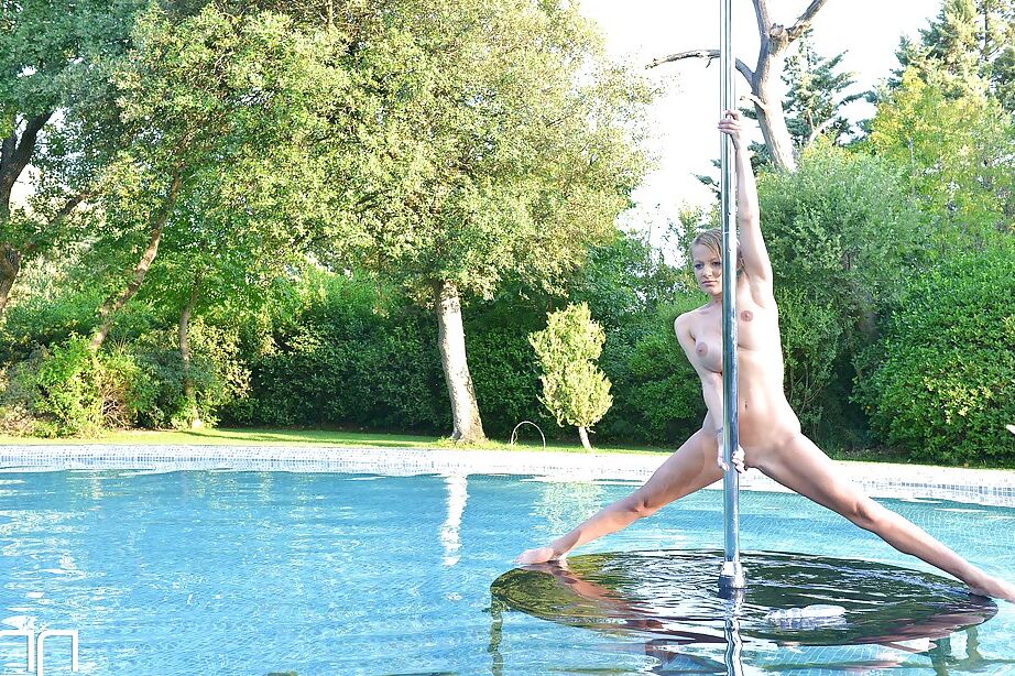 16P Nena tetona descalza con piernas estupendas Loulou Petite masturbándose al aire libre