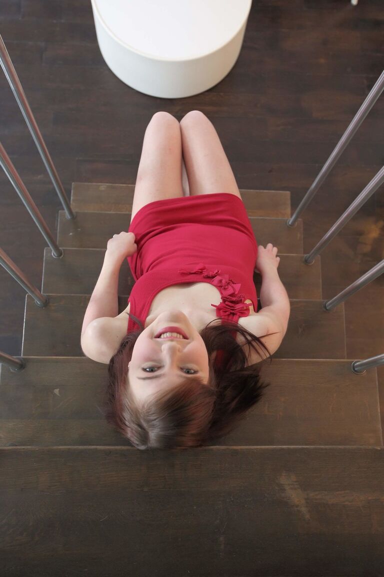 21P A linda adolescente ruiva Licije tira o vestido vermelho e fode sua bunda apertada