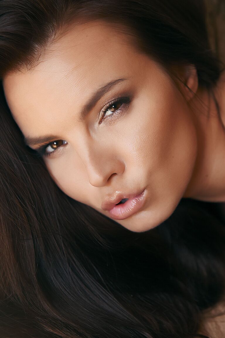 18P A adolescente excitada Suzie Carina tira a lingerie e se masturba em um close quente