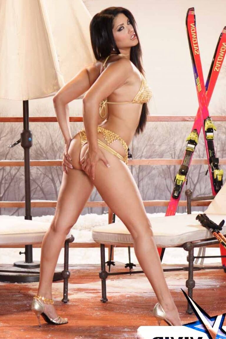 18P Estrela pornográfica super gostosa Sunny Leone posando de topless com tanga gostosa e salto alto