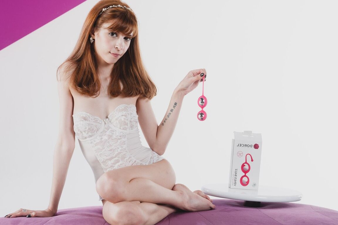 16P イタリアの十代のユキコンが白いレースのコルセットを着て大人のおもちゃで遊ぶ