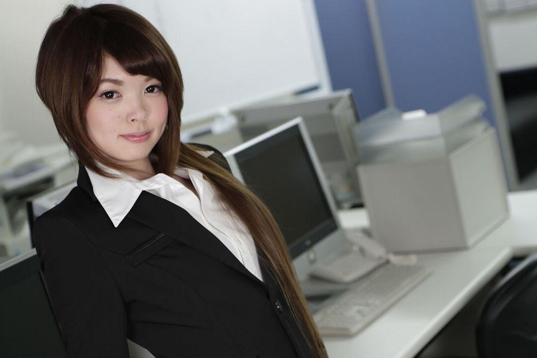 20P 微乳の日本人美女天音凛がオフィスセックス後に中出しされる