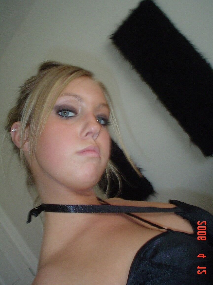 21P Une amatrice sexy à lunettes montre son gros butin en lingerie noire