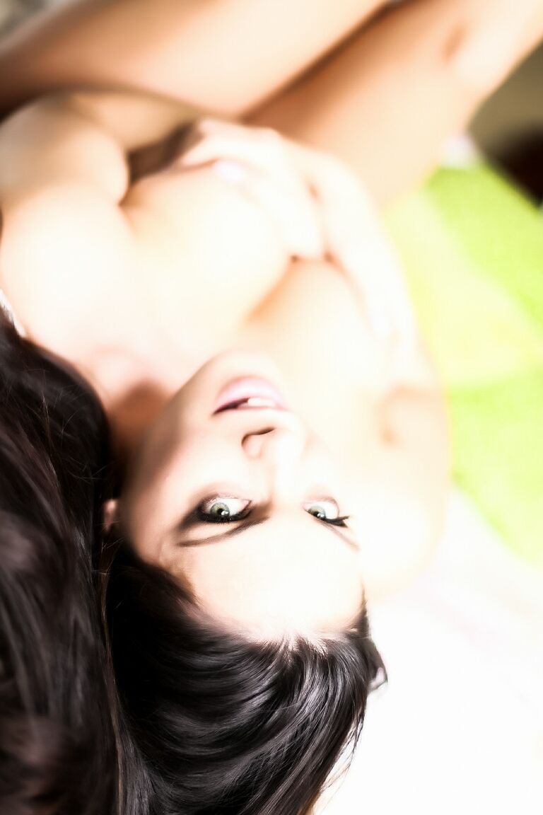 21P La MILF brune sexy avec d'énormes seins Alison Tyler pose nue sur un lit