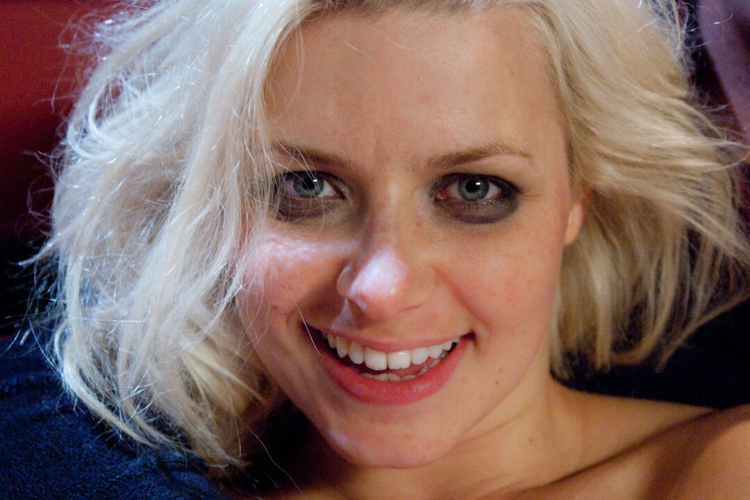 21P Die unterwürfige Blondine Anikka Albrite wird gefesselt und hart durchgevögelt