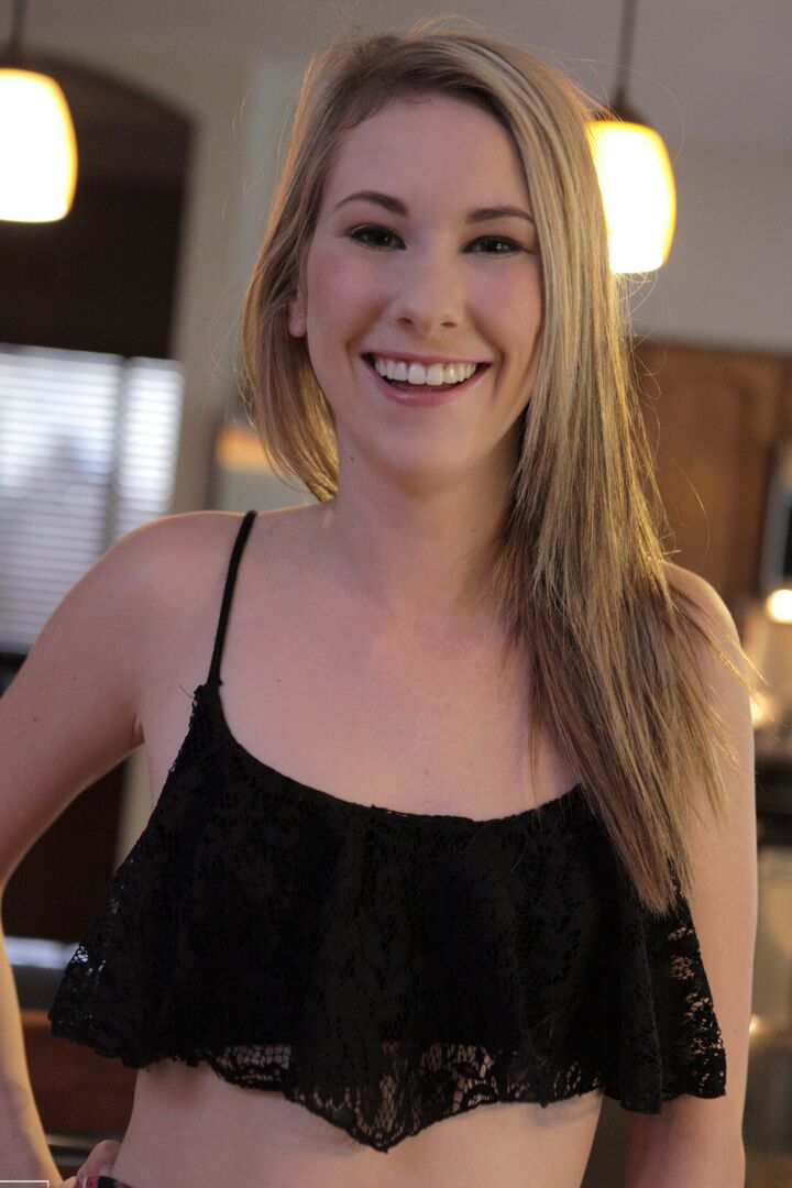 Die 16P weiße Teenagerin Tysen Rich nimmt einen Magic Wand-Vibrator in ihre haarlose Muschi