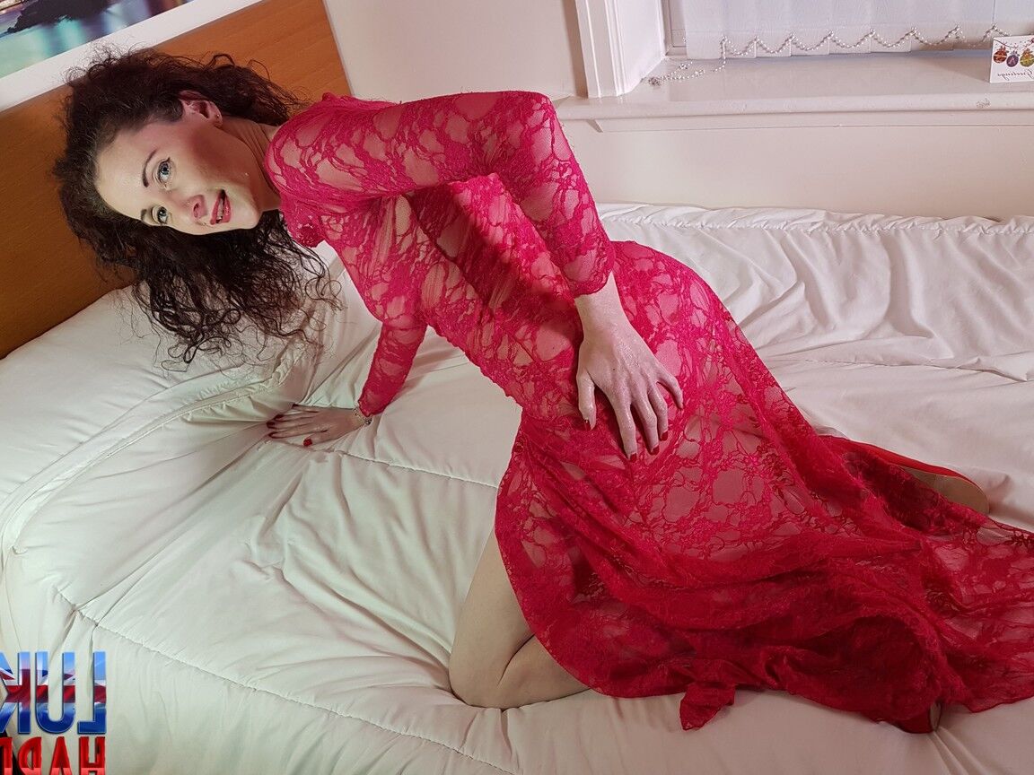 21P La madura flaca Scarlet Red se quita el vestido rojo y juega con un juguete sexual