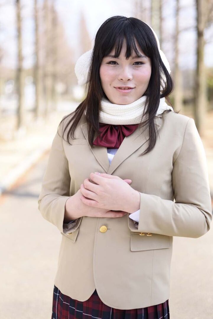 16P Deliciosa universitária japonesa Erena Yuki posando em seu lindo uniforme
