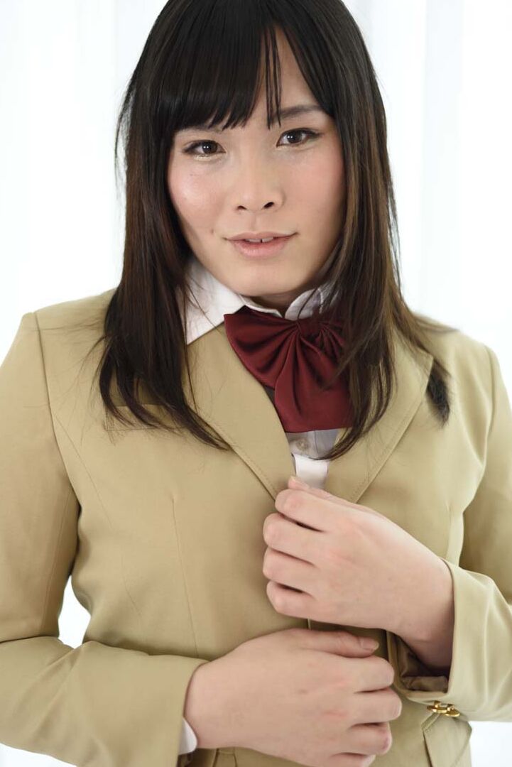 16P Deliciosa universitária japonesa Erena Yuki posando em seu lindo uniforme