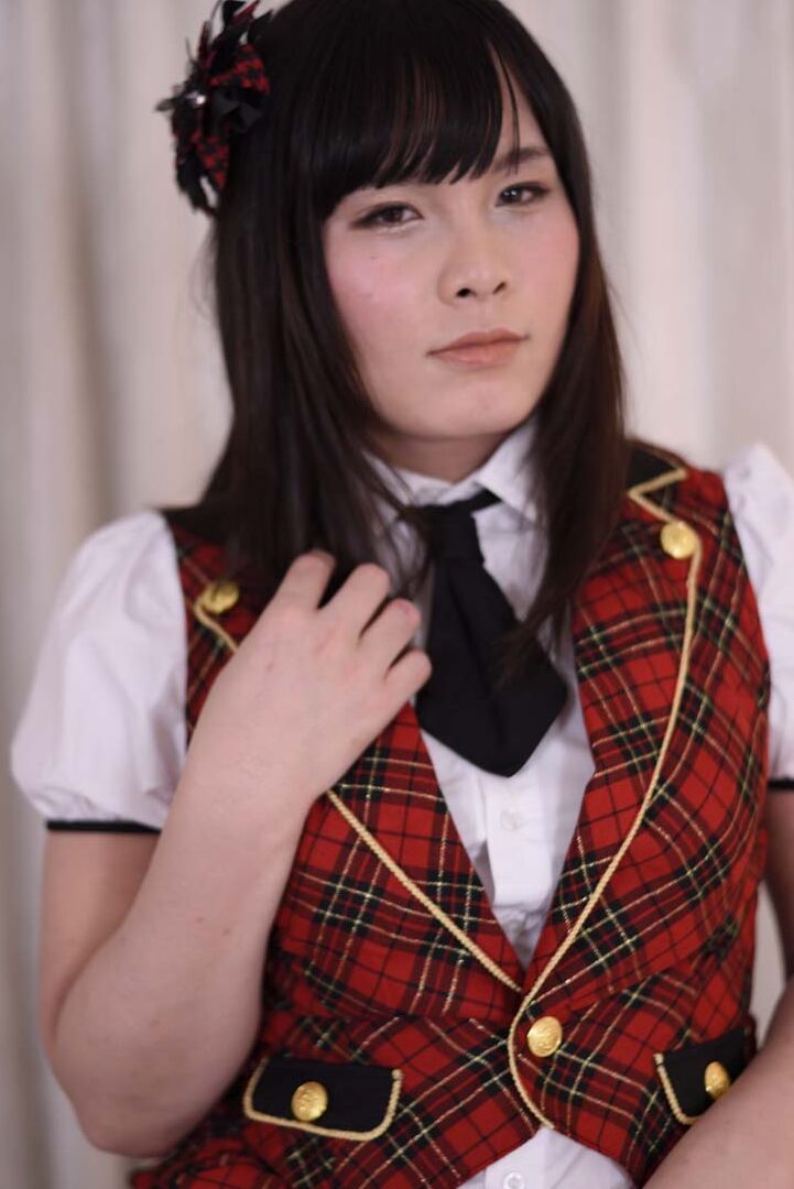 16P Deliciosa universitária japonesa Erena Yuki posando em seu lindo uniforme
