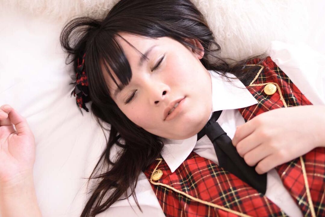 16P Deliciosa universitária japonesa Erena Yuki posando em seu lindo uniforme