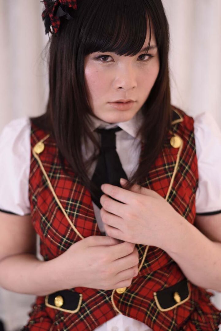 16P Deliciosa universitária japonesa Erena Yuki posando em seu lindo uniforme