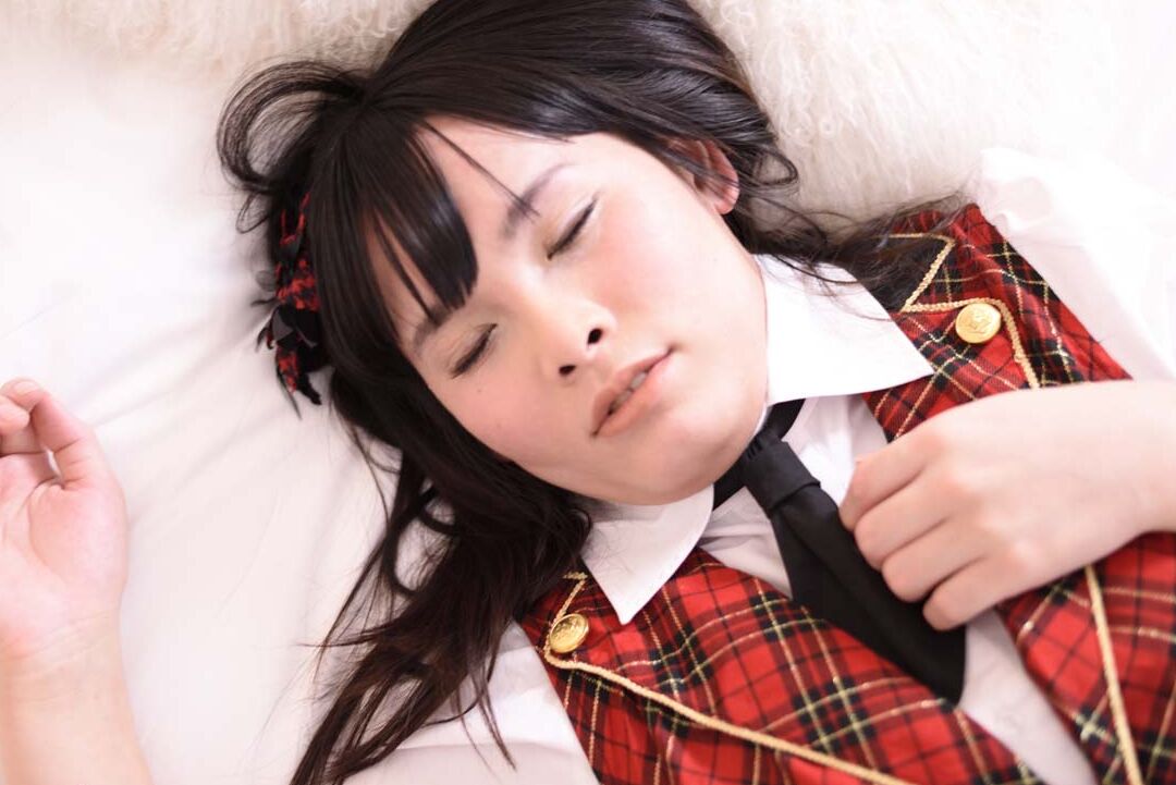 16P Deliciosa universitária japonesa Erena Yuki posando em seu lindo uniforme