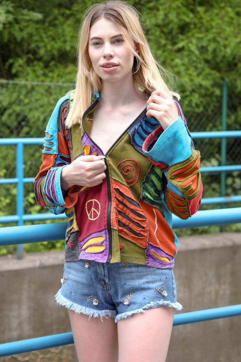 21P Sexy europäische Teenagerin Milena Devi zeigt ihre kleinen Titten und masturbiert im Freien