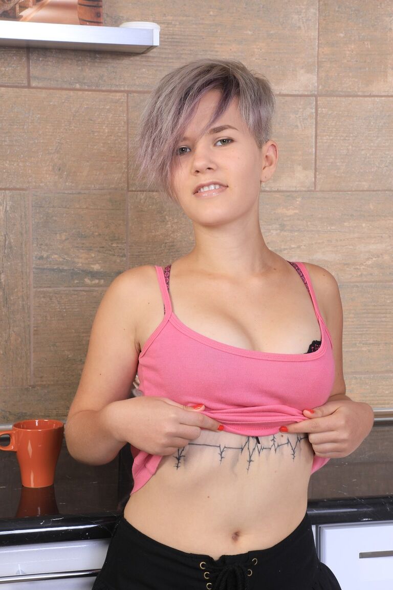 21P Adolescente magra com peitos pequenos Ruth se despe e brinca com seus moluscos na cozinha