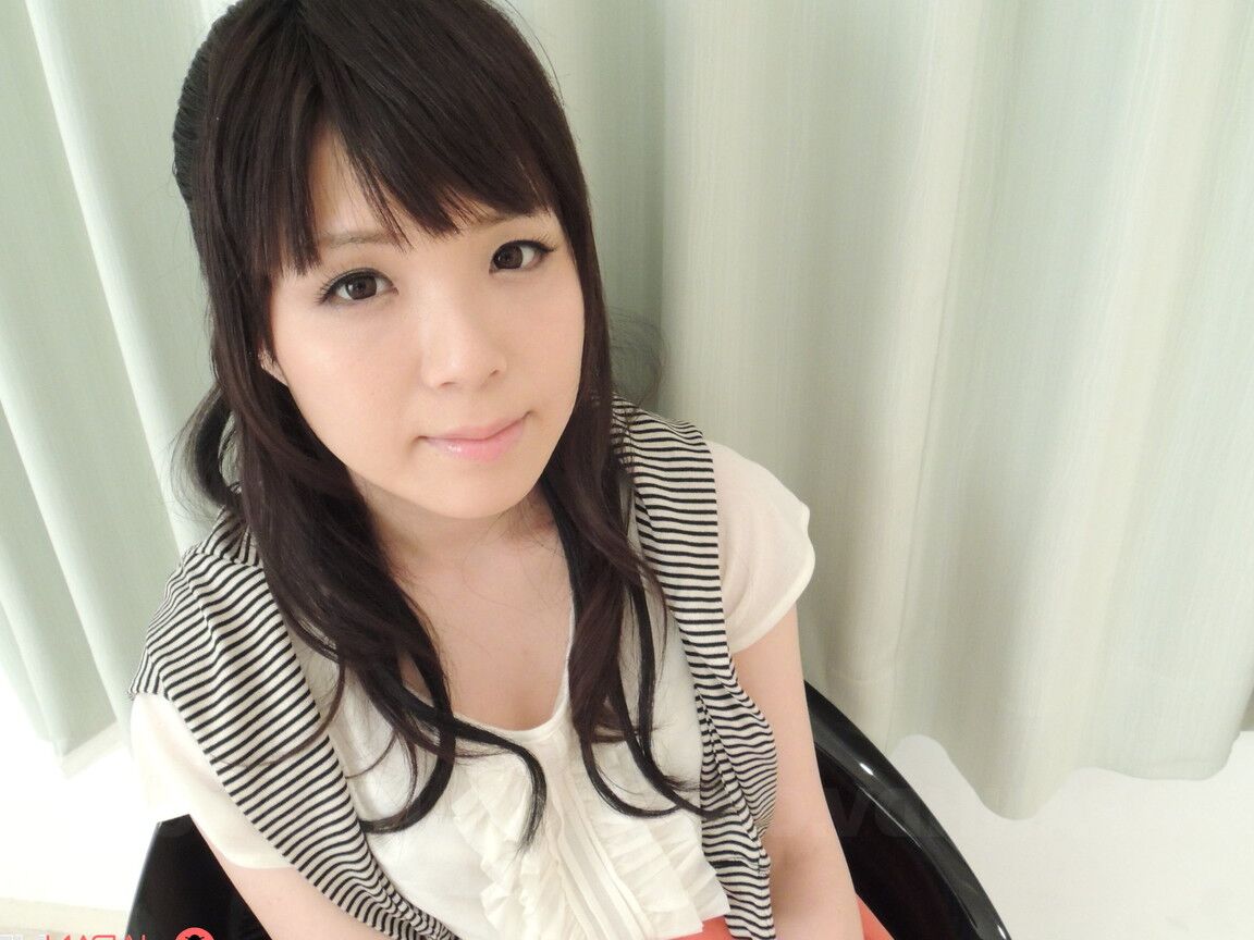 20P A tímida adolescente japonesa Sena Sakura leva os dedos para sua inocente buceta esguichando