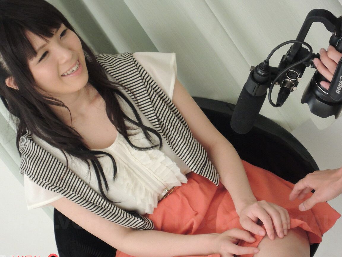 20P A tímida adolescente japonesa Sena Sakura leva os dedos para sua inocente buceta esguichando