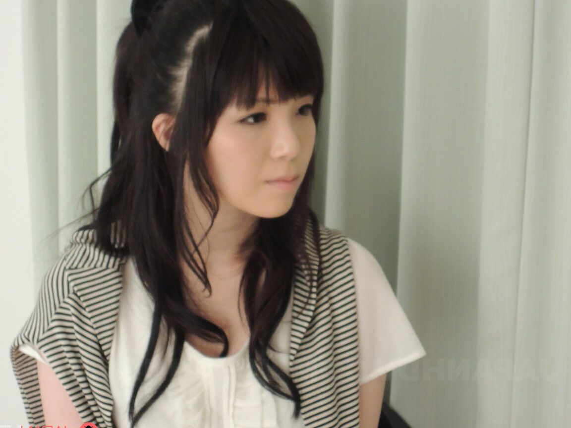 20P A tímida adolescente japonesa Sena Sakura leva os dedos para sua inocente buceta esguichando