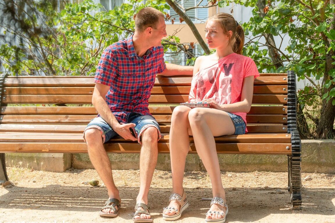 21P A adolescente europeia Vika Lita dá um grande pau em seu buraco apertado depois de uma caminhada