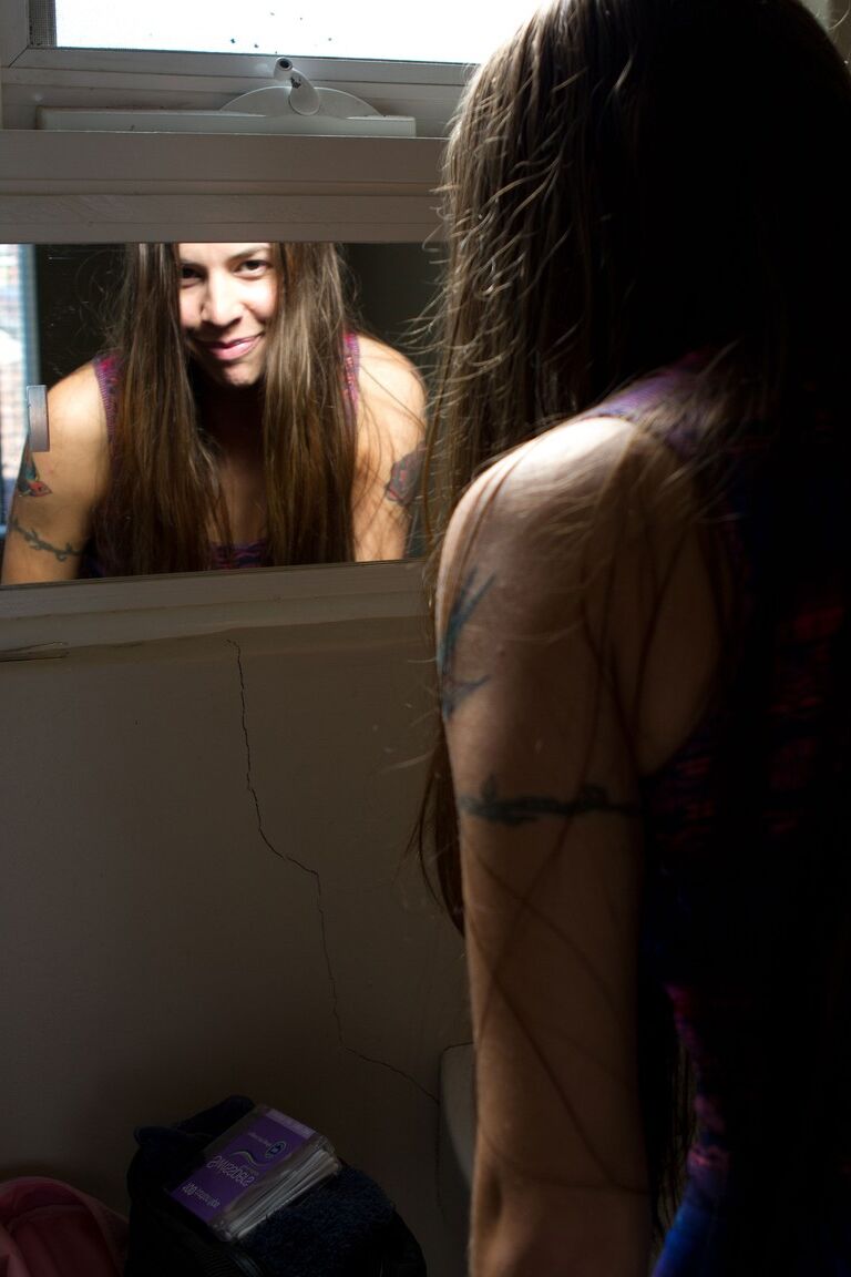 17P La sexy morena tatuada Lily B muestra su culo joven y caliente en el baño