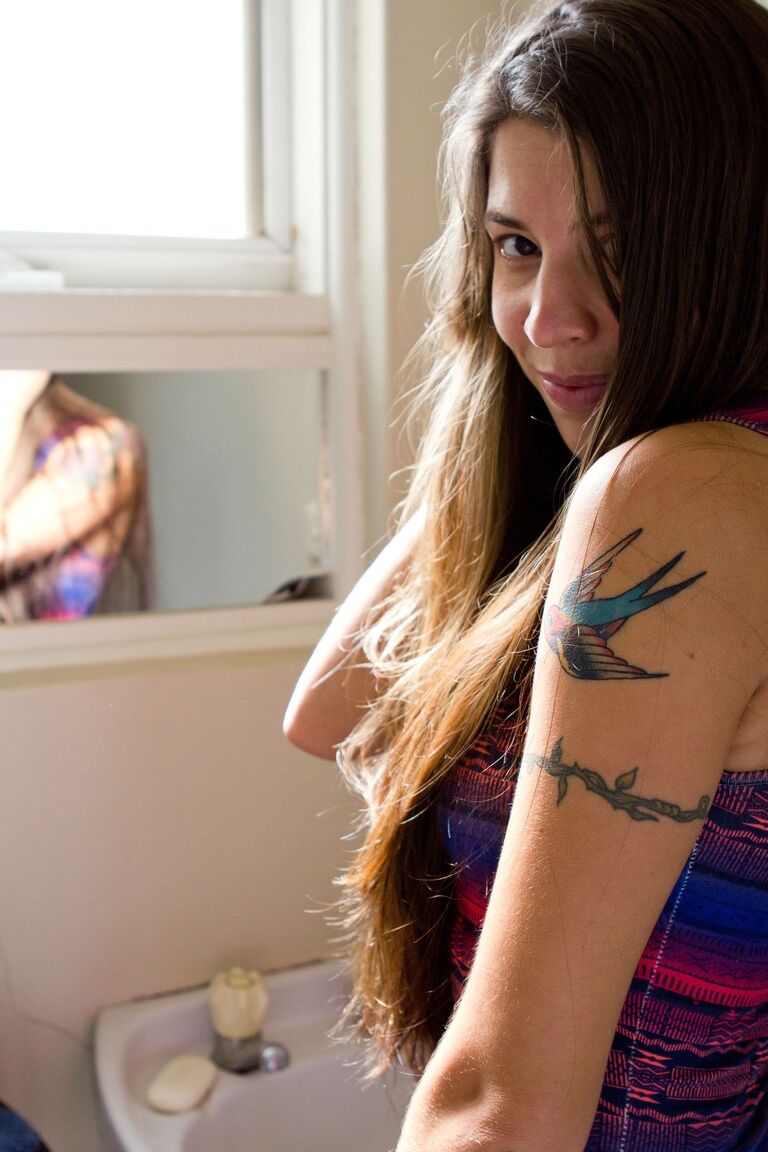 17P La sexy morena tatuada Lily B muestra su culo joven y caliente en el baño