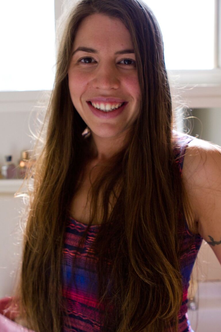 17P La sexy morena tatuada Lily B muestra su culo joven y caliente en el baño