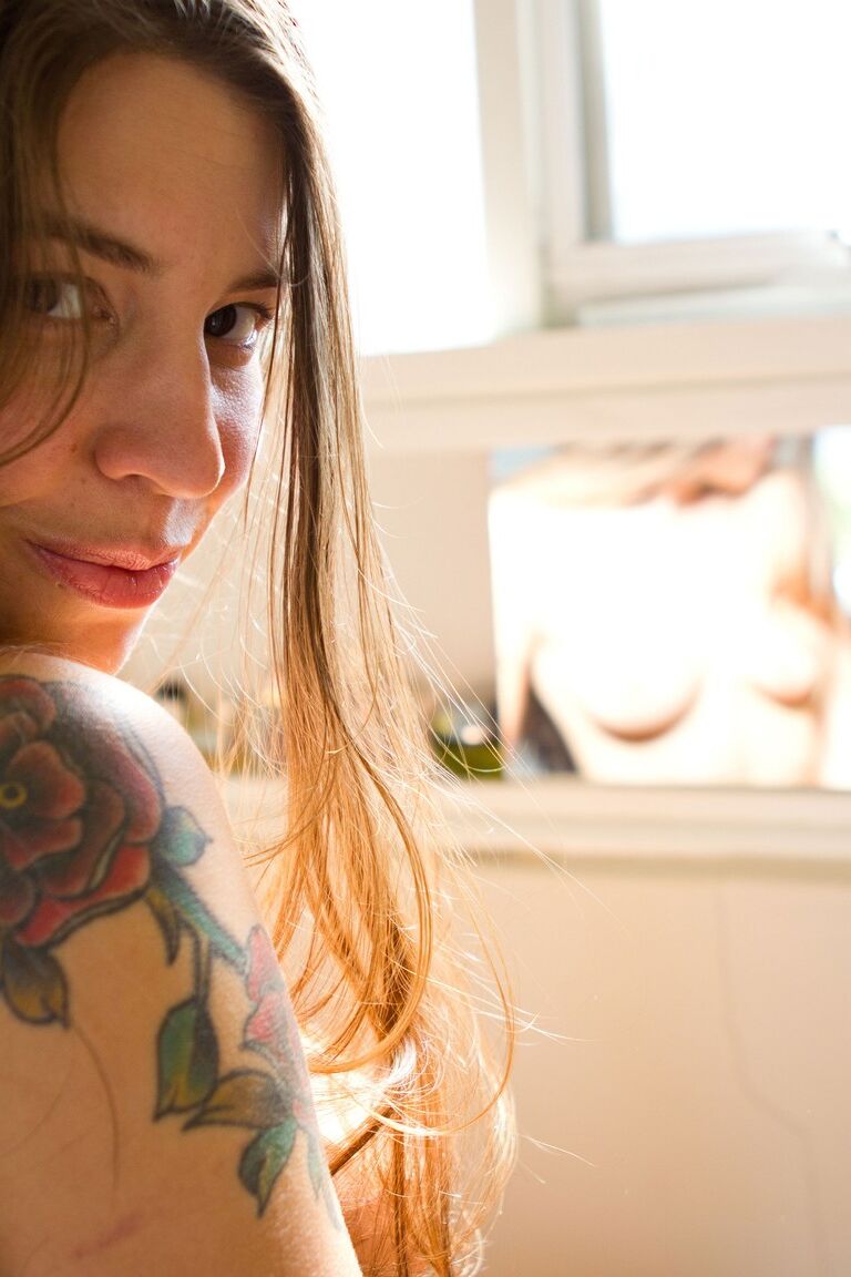 17P La sexy morena tatuada Lily B muestra su culo joven y caliente en el baño